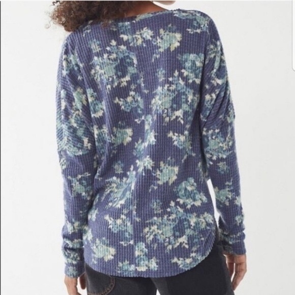 Urban Outfitters Jojo Oversized Waffle Knit Shirt in Blue Floral - Picture 2 of 4